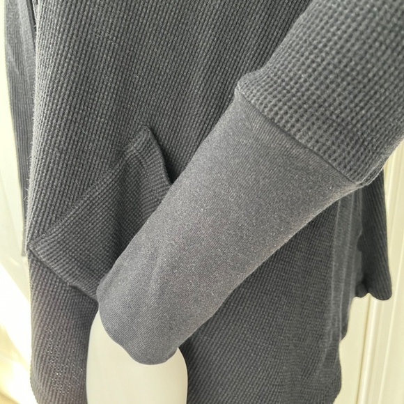 Style & Co Sport black open front hooded knit shrug. Size 2 petite - Picture 4 of 6